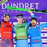 Simone Deromedis (Mitte) siegte in Gällivare vor Reece Howden (l.) und Edoardo Zorzi (r.). © APA/afp / ANDERS WIKLUND