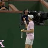 Sinner rügt die Fans auf der Tribüne.