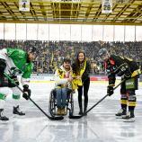 Symbolischer Puckdrop in der Intercable Arena, von links: Olimpija-Kapitän Robert Sabolic, Para-Athlet René De Silvestro, Dorothea Wierer und Pustertal-Kapitän Raphael Andergassen. © Iwan Foppa / HCP