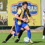 Tobias Pichler (am Ball) feierte mit Naturns den zweiten Derbysieg binnen weniger Tage.