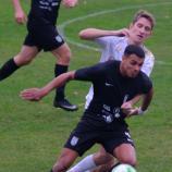 Torschützen unter sich: Hamza Ech Cheikh (Nals, vorne) gegen Julian Dezini (Auer, hinten).