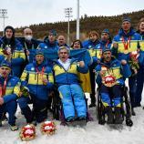Valerii Sushkevych (unten, zweiter von rechts) musste sich mit seinem Team um neue Uniformen kümmern. © APA/afp / LILLIAN SUWANRUMPHA