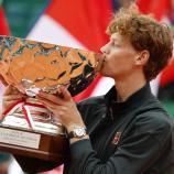 Er ist zurück auf seinem Thron: Jannik Sinner hat am Sonntag mit seinem Finaltriumph über Carlos Alcaraz in Monte Carlo die Nummer 1 im Weltranking zurückerobert. Auf der Pressekonferenz beantwortete der Sextner auch auf Südtirolerisch einige Fragen, die wir hier präsentieren. © stol