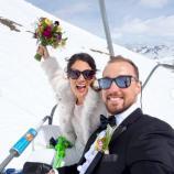 Braut und Bräutigam am Sessellift: Eine kuriose Ski-Hochzeit. © Instagram
