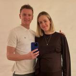 Un sauteur à ski est ravi d'annoncer la naissance de son nouveau-né.