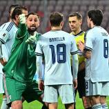 Italiens Nationaltorhüter Gianluigi Donnarumma (im grünen Trikot) sorgte wieder einmal für Aufsehen. © APA/afp / ELVIS BARUKCIC
