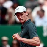 Jannik Sinner hat Alexander Zverev aus dem Turnier gekegelt. © APA/afp / THIBAUD MORITZ