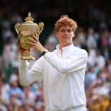 Jannik Sinner ist der erste Wimbledon-Sieger aus Italien. © APA/afp / HENRY NICHOLLS