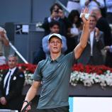 Jannik Sinner überstand die erste Runde. © APA/afp / JAVIER SORIANO