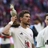 Leon Goretzka mit dem Kakadu auf der Schulter: Was hat es mit dem Vogel auf sich? © ANSA / RONALD WITTEK