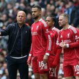 Liverpool coach Arne Slot (left) is under fire. © APA/afp / DARREN STAPLES