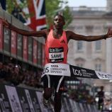 Neuer Rekord: Sabastian Sawe hat die magische Zwei-Stunden-Schallmauer durchbrochen. © ANSA / NEIL HALL