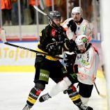 Pustertals Austin Rueschhoff (links) geht hart zu Werke. © Iwan Foppa / HCP