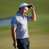 Rory McIlroy muss um die historische Titelverteidigung mehr kämpfen, als gedacht. © APA / HECTOR VIVAS