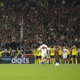 Une foule se forme sur le terrain, et les supporters sont furieux. © ANSA / CHRISTOPHER NEUNDORF