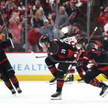 Sebastian Aho (Mitte) und die Cans befinden sich im Höhenflug. © APA / JARED C. TILTON