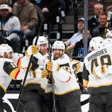 Shea Theodore (Mitte) ließ sich für sein Siegtor feiern. © APA / ALEX GOODLETT