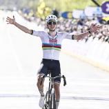 Tadej Pogacar bejubelt seinen Triumph bei der Flandern-Rundfahrt. © APA/afp / ERIC LALMAND