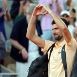 Abschied von Roland Garros? Novak Djokovic gibt erste Anzeichen dafür. © ANSA / CHRISTOPHE PETIT TESSON
