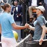 Alexander Zverev (l.) hatte im Madrid-Finale gegen Jannik Sinner keine Chance. © ANSA / CHEMA MOYA