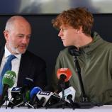 Angelo Binaghi (links) mit seinem Superstar Jannik Sinner. © AFP / ANDREAS SOLARO