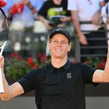 Bestens gelaunt: Jannik Sinner © APA/afp / ALBERTO PIZZOLI