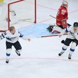 Der Moment des Triumphes: Konsta Helenius (l.) jubelt nach seinem Treffer zum WM-Titel für Finnland. © APA/afp / SEBASTIEN BOZON