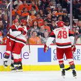 Die Carolina Hurricanes um Torschütze Jordan Staal (l.) wandeln auf historischen Wegen. © APA / BRUCE BENNETT