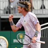 Ein Russe fordert Jannik Sinner im Viertelfinale von Rom. © APA/afp / ANDREAS SOLARO