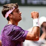 Flavio Cobolli steht im Achtelfinale der French Open 2026. © APA/afp / JULIEN DE ROSA