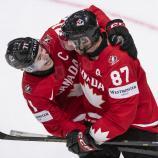 Freuen sich: Macklin Celebrini und Sidney Crosby. © ANSA / ALESSANDRO DELLA VALLE