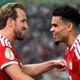 Harry Kane und Luis Díaz feiern im Finale gegen den VfB Stuttgart. © APA/afp / TOBIAS SCHWARZ