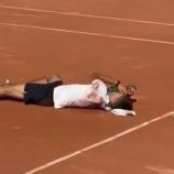 Jakub Mensik brach auf dem Platz zusammen. © Screenshot