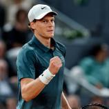 Jannik Sinner bekommt es mit einem österreichischen Gegner zu tun. © APA/afp / OSCAR DEL POZO