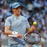 Jannik Sinner bestreitet sein Erstrundenmatch in Paris. © APA/afp / DIMITAR DILKOFF
