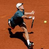 Jannik Sinner greift im Finale von Madrid nach dem Titel. © APA/afp / OSCAR DEL POZO