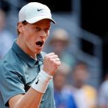 Jannik Sinner jubelt sich gerade von einer Runde in die nächste. © APA/afp / OSCAR DEL POZO