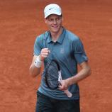 Jannik Sinner ließ Alexander Zverev nicht den Hauch einer Chance. © APA/afp / THOMAS COEX
