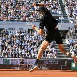 Jannik Sinner schlägt im Foro Italico auf. © APA/afp / ALBERTO PIZZOLI