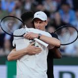 Jannik Sinner und Gael Monfils umarmten sich. © Roland Garros