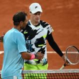 Jannik Sinner und Rafael Nadal spielten in Paris zwei Mal gegeneinander – stets gewann der Spanier. © AFP / ANNE-CHRISTINE POUJOULAT