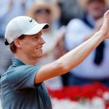 Jannik Sinner zeigt sich in Madrid bester Laune. © APA/afp / OSCAR DEL POZO