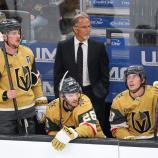 John Tortorella (Mitte) und die Golden Knights bekamen eine Strafe aufgebrummt. © APA / ETHAN MILLER