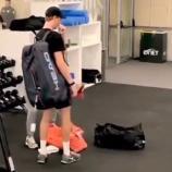 Lausbub Jannik Sinner sorgt für eine lustige Szene. © Screenshot