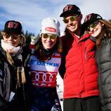 Mikaela Shiffrin (2.v.l.) mit ihrer Mutter Eileen (l.) sowie Bruder Taylor und dessen Lebenspartnerin. © APA/afp / PONTUS LUNDAHL