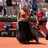 Naomi Osaka kam mit einem schwarzen Rock auf den Court. © APA/afp / THOMAS SAMSON
