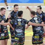 Simone Giannelli (rechts) und Perugia sind wieder Meister. © Legavolley