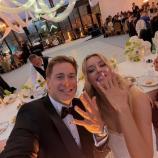 Stolz präsentiert das Hochzeitspaar seine Ringe. © Filip Zubcic/Instagram