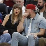 Taylor Swift und ihr Verlobter Travis Kelce beim NBA-Spiel. © ANSA / DAVID MAXWELL