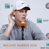 Tennis-Superstar Jannik Sinner bei der Pressekonferenz in Paris. © ANSA / YOAN VALAT